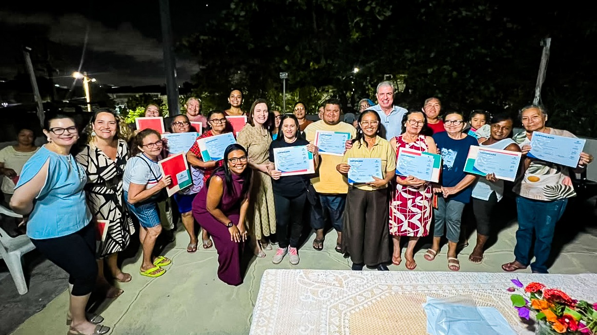 As pessoas participantes dos cursos de qualificação profissional posam para foto junto com a primeira-dama Cristiane Leitão 